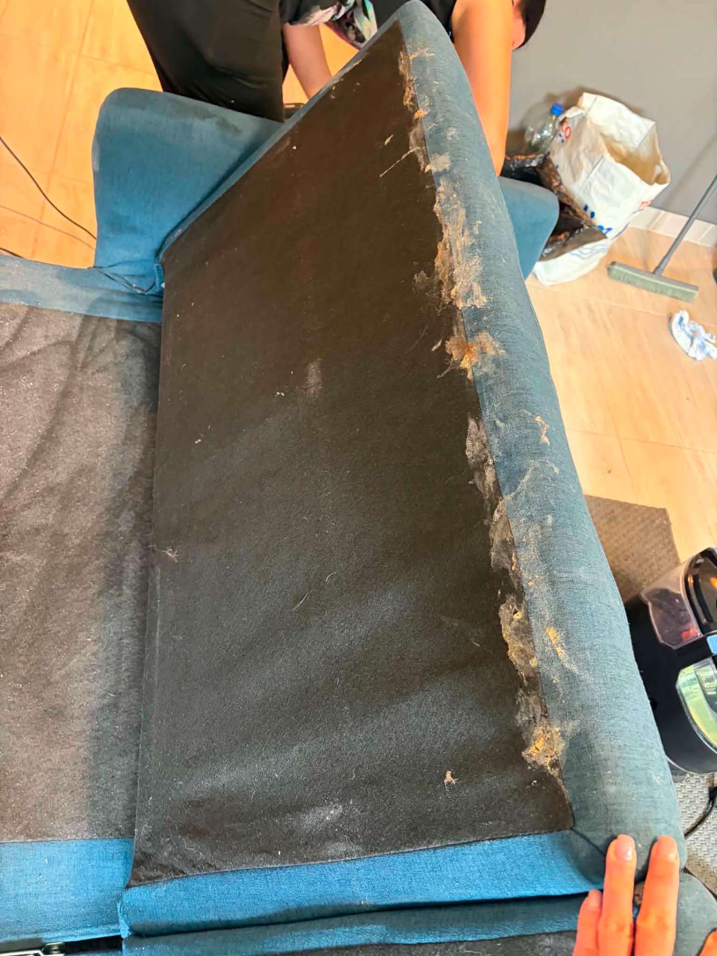 Kanapé – kárpittisztítás – előtte