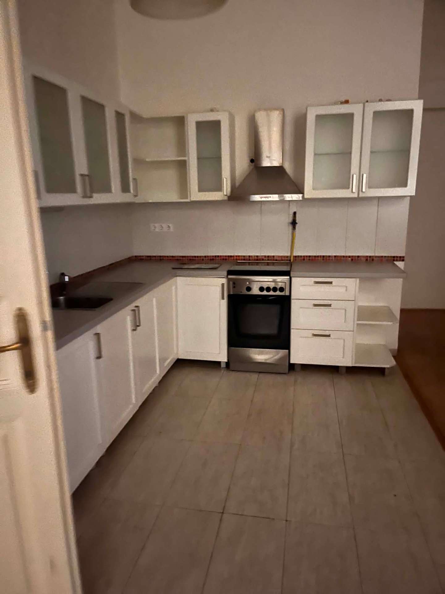 Kitakarított konyha beköltözés előtt