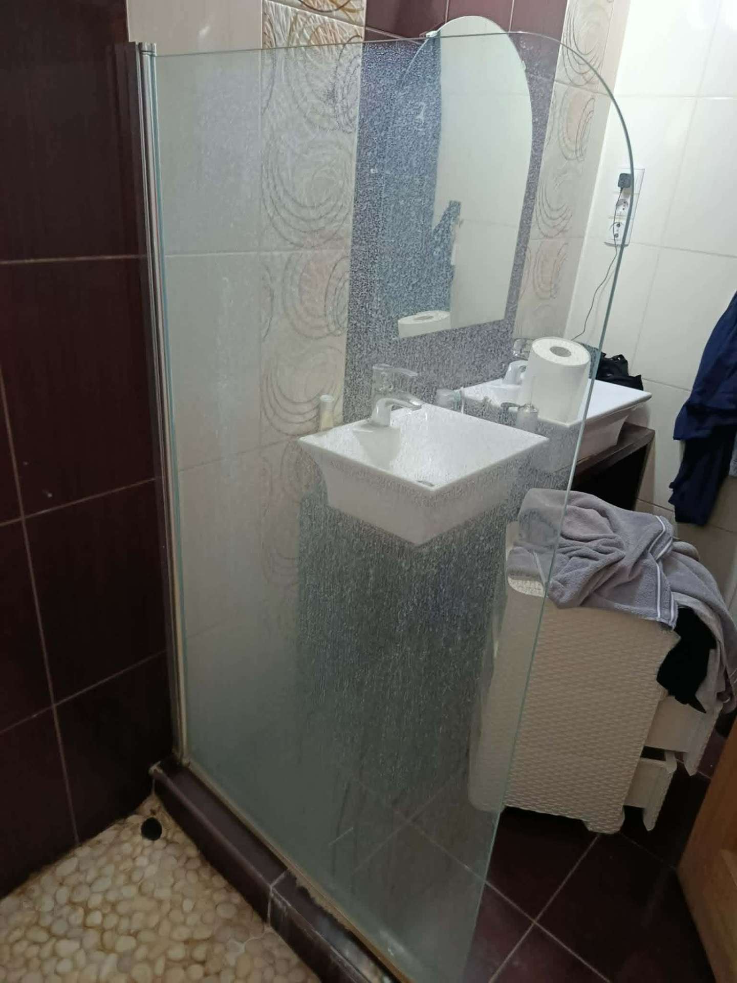 Zuhanykabin – vízkőmentesítés – előtte